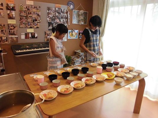 食事準備中の居室