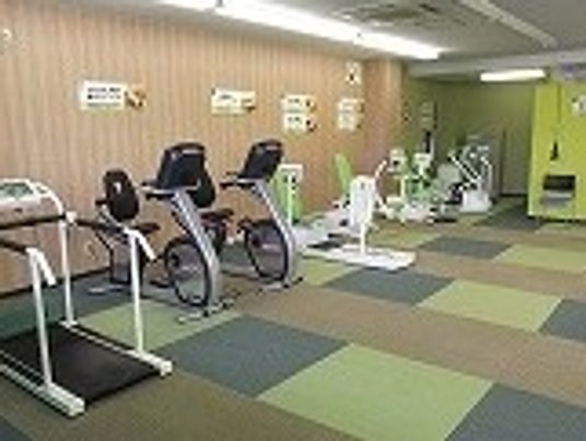 機能訓練用機器が並ぶ室内