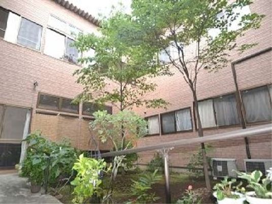 中庭の植栽とベンチ
