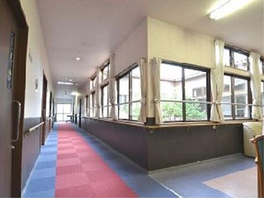 明るい廊下の風景