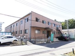 茶色の建物のエントランス