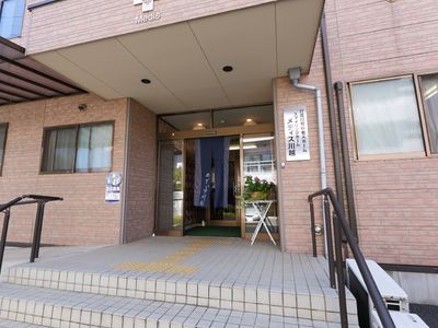 明るいエントランスの風景