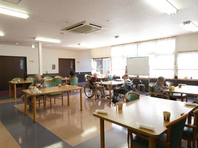 明るい光の施設食堂