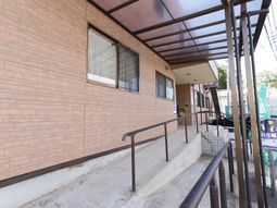 玄関のアプローチと階段