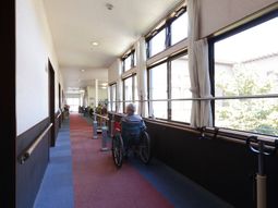廊下と採光窓