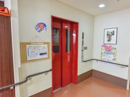 赤いエレベーターと掲示物
