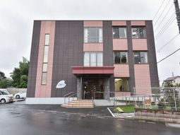 モダンな建物のエントランス