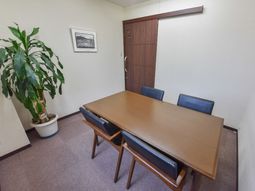 会議室の木製テーブルと椅子