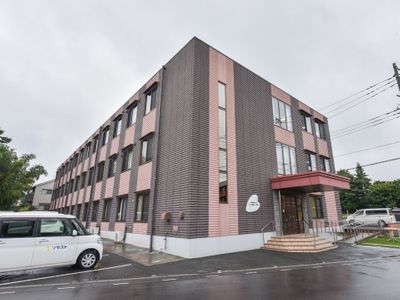 ピンクの建物の外観