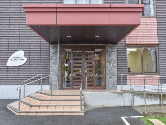 エントランスの施設正面