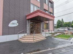 明るいエントランス外観