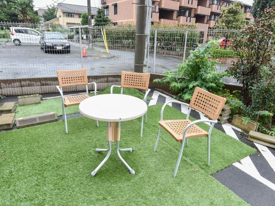 中庭の椅子とテーブル
