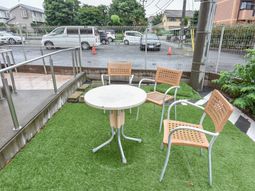 中庭の椅子とテーブル