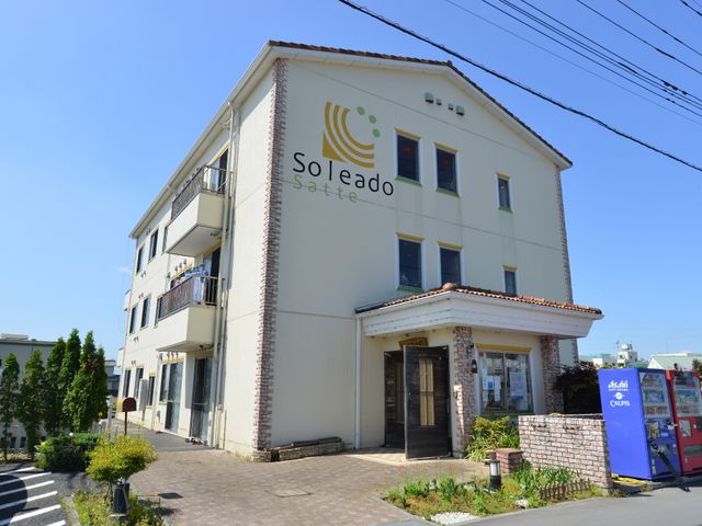 明るく広々とした施設外観 外観 日差しをたっぷり浴びる、清潔感のある建物です。心地よい環境でお仕事をされたい方には適した場所です。