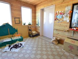 木目調の壁が温かみのある多目的室