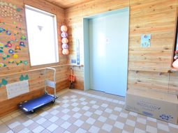 木目調の壁が印象的な廊下