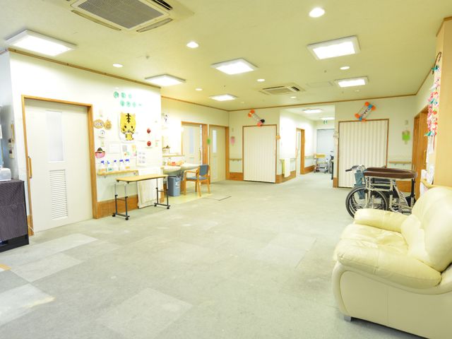 広々とした共有スペース ホールのソファ ふんだんなスペースが確保された明るい多目的室です。ゆったりとしたソファがあり、日々のコミュニケーションの場として活用できます。