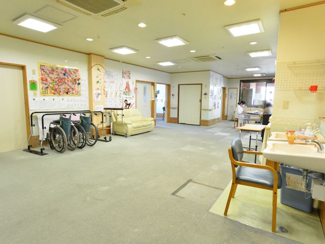 共用スペースの様子 ホールの洗面台 広々とした休憩可能なロビーです。椅子に座ってゆっくりと過ごせる静かな空間が確保されています。