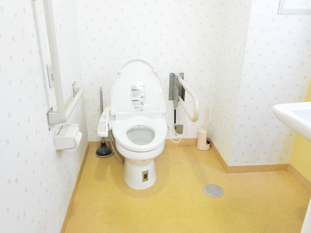 バリアフリー対応のトイレ トイレ 手すり付きの清潔なトイレです。どなたでも安心してお使いいただける環境を整えております。