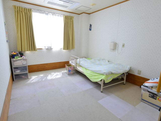 居室の明るい日差し 居室 日当たりの良い清潔な個室です。個々の趣向を生かした小物により、居心地の良い空間が作られています。
