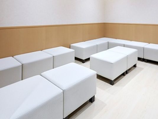 休憩室の白いベンチ  