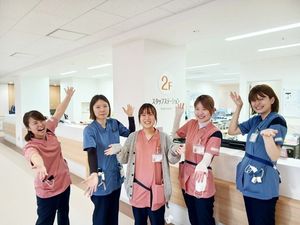 笑顔のスタッフとフロント  