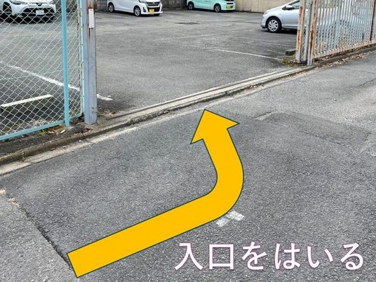 入口へ進む通路  