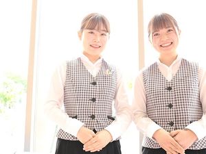 笑顔のスタッフ2名  