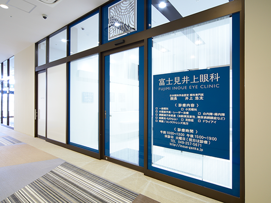 明るい廊下とガラス扉の出入口  
