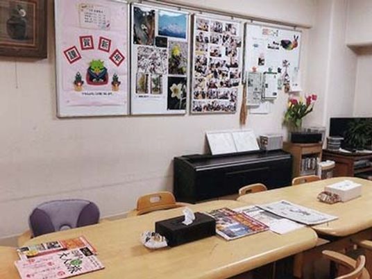 掲示物のある食堂  