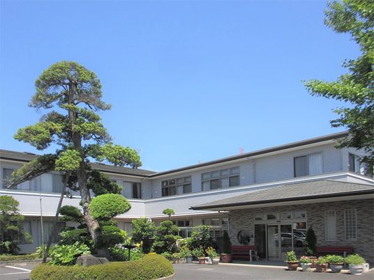 施設の外観と庭木  