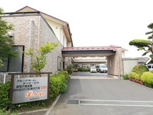 施設入口の車寄せ  