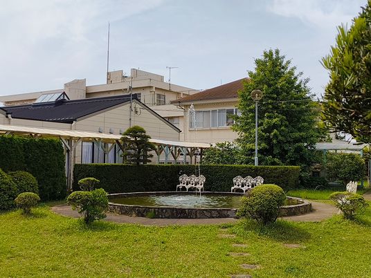 中庭の噴水とベンチ  