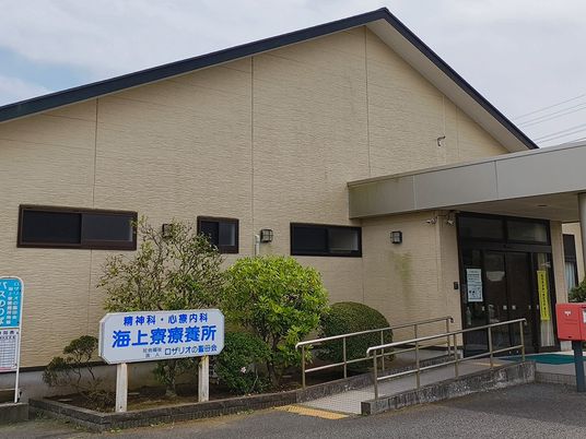 建物正面の出入口  