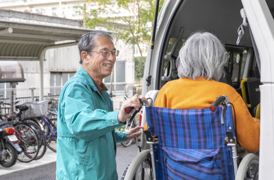 笑顔で介助するスタッフ