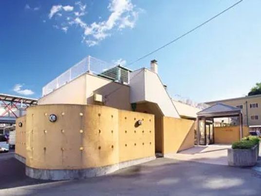 明るい外観の建物前  