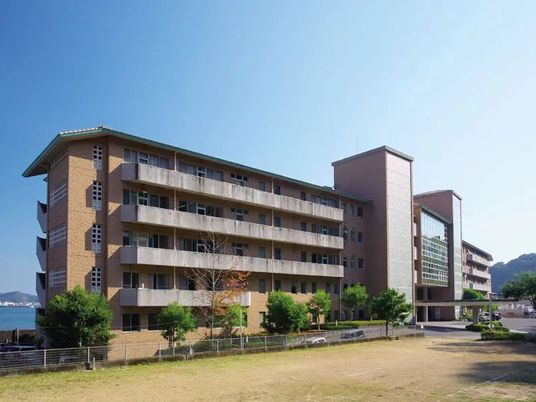 海沿いの建物外観  