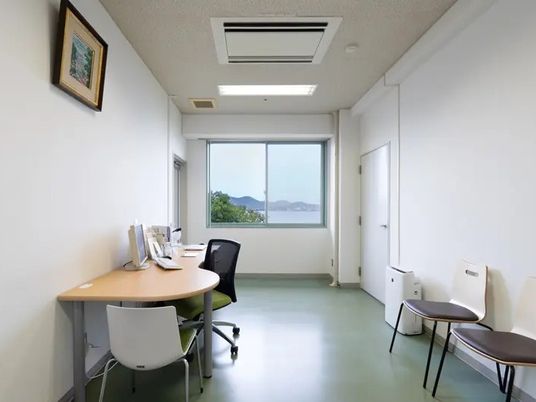 明るい個室の休憩室  