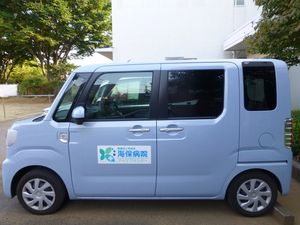 送迎車の停車した外観  