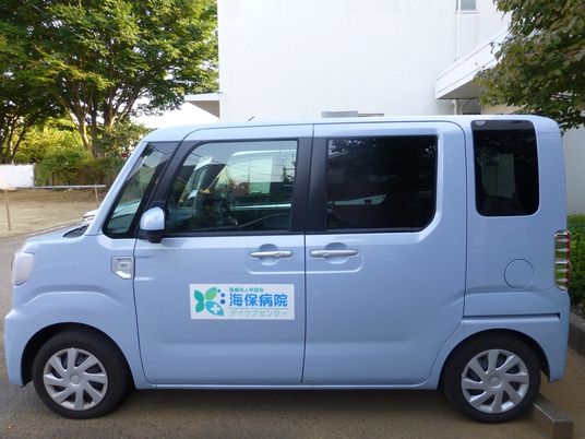 送迎車の停車した外観  