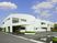 白い建物の外観  