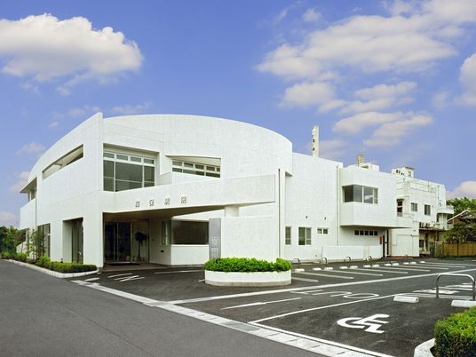 白い建物の外観  