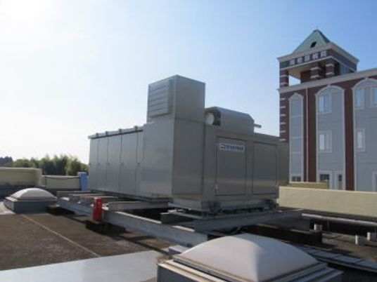 屋上設備と建物外観の眺め  