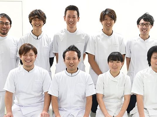 スタッフが並ぶ集合写真  