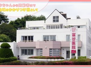 白い建物の外観  