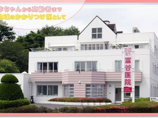 白い建物の外観  