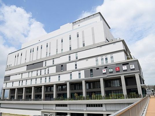 白い建物の外観  