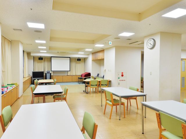 明るい多目的室 多目的室   明るい広さのある多目的室です。机と椅子がゆったり配置され、集まりや作業に使いやすそうです。