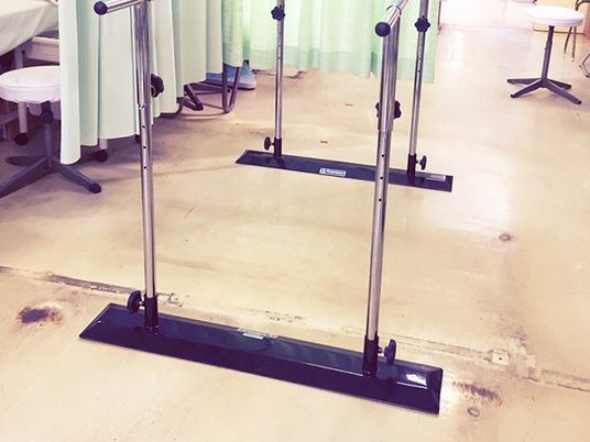 機能訓練室の歩行器具  