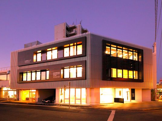 明るい建物の外観  